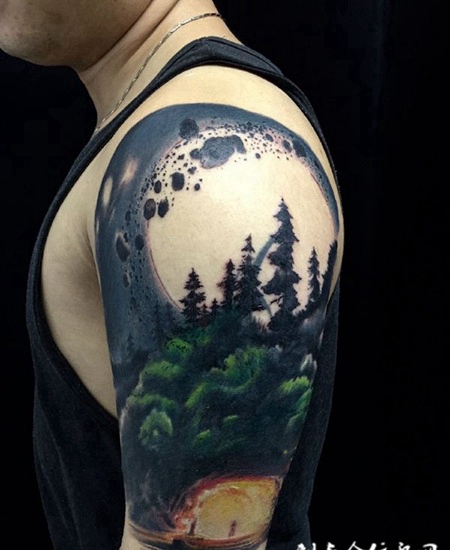 手臂抽象意境的地球纹身