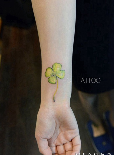 幸运降临，手臂四叶草彩绘纹身