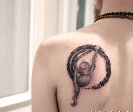 一笔圆形的水墨写意纹身作品图