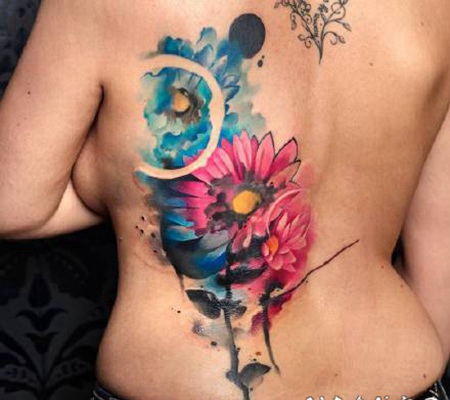 女士背部重全彩纹身作品图案