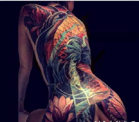 女性传统的大面积美背图片欣赏