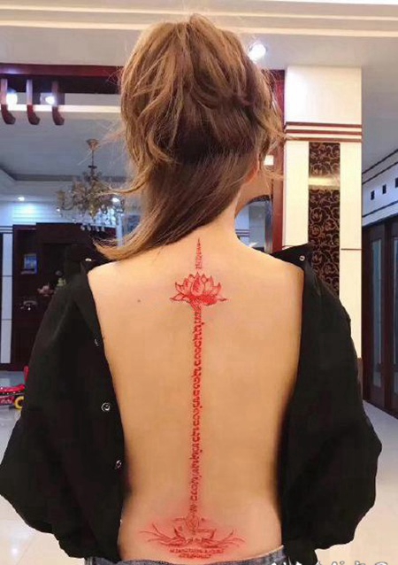 适合小臂和脊柱的一条线的泰国刺符纹身