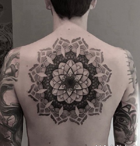 个性的黑灰繁花纹身作品图