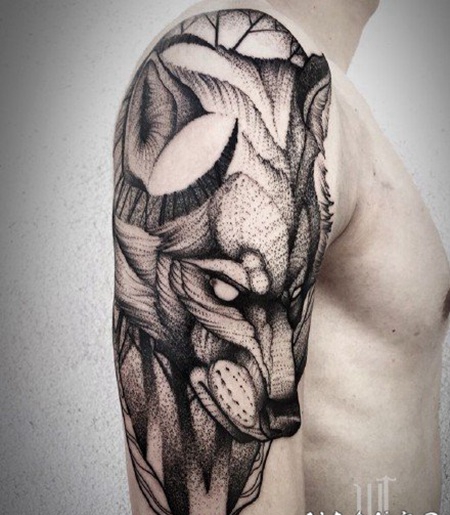 肩头部位的很有设计感的纹身作品