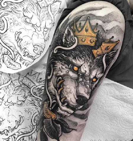 包臂狼主题的帅气狼纹身作品图