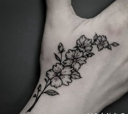 虎口花草纹身 手背上虎口位置的黑灰小花草纹身作品