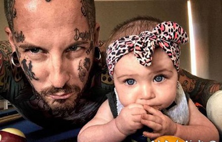 抱着的孩子纹身型男父爱主题照片