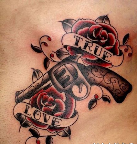 oldschool风的枪纹身作品图片