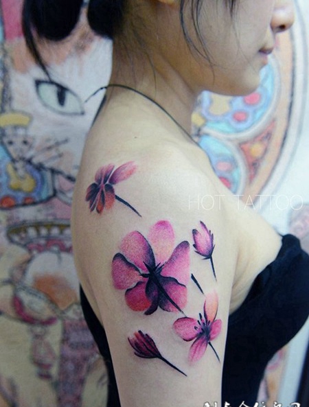 飘在风中的美丽，手臂鲜花彩绘纹身