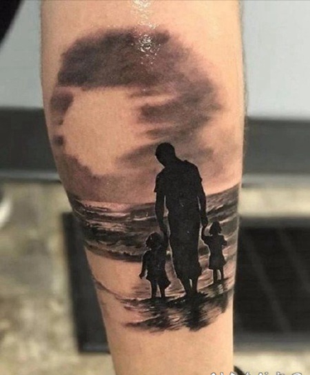 家庭亲情主题的1牵手的背影纹身作品