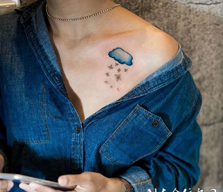 浪漫花雨，女生锁骨处梦幻般的小图纹身