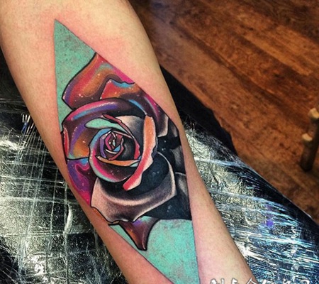 呼之欲出的娇媚，手臂玫瑰花彩绘纹身