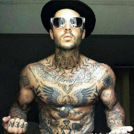 戴帽子的纹身型男帅哥图片
