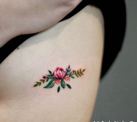 小清新的花卉和叶子纹身，同样适合覆盖疤痕