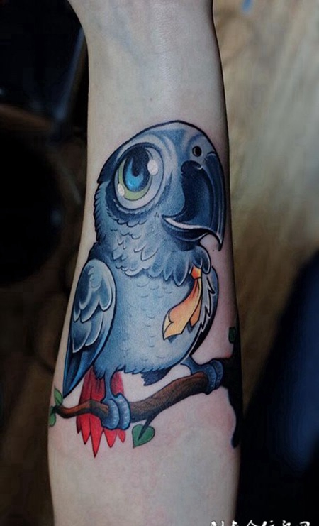 站在枝头的小精灵，手臂可爱的卡通鹦鹉彩绘纹身