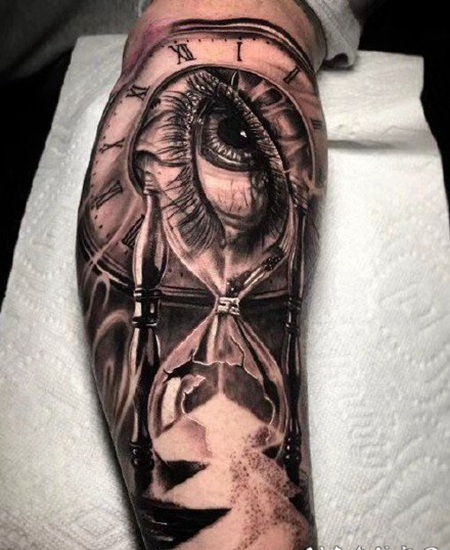 黑灰沙漏的纹身作品