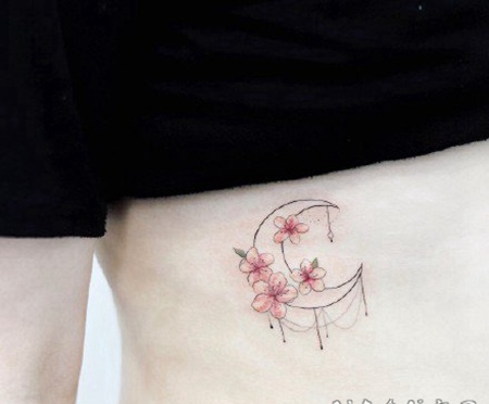 小清新月亮主题的女生月亮纹身图片