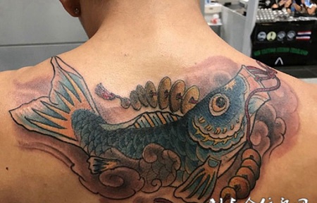 鲤鱼送福，后背铜钱鲤鱼彩绘纹身