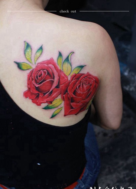 娇艳玫瑰香，后背玫瑰花个性彩绘纹身