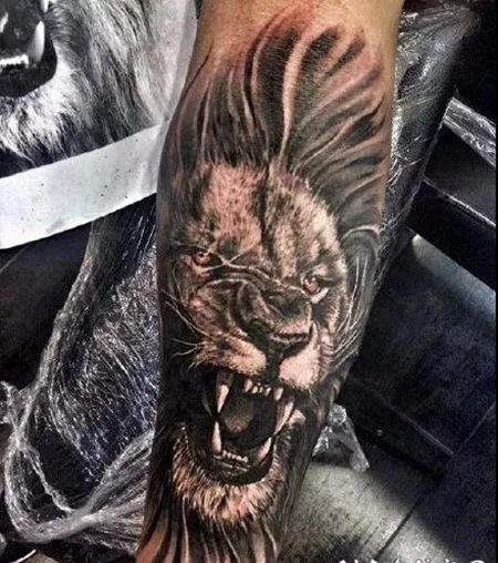 大臂上写实的雄狮狮子纹身图片作品