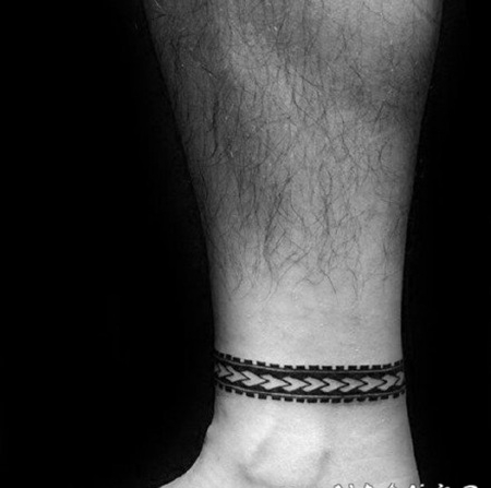 脚环纹身 脚踝处的黑色脚环纹身作品图片