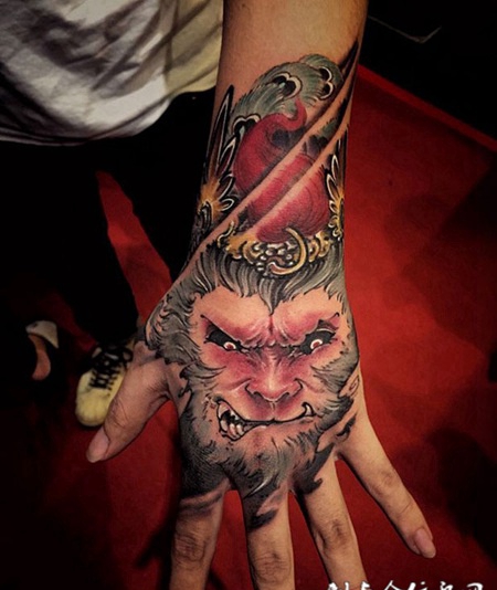 愤怒难消，手背斗战胜佛彩绘纹身