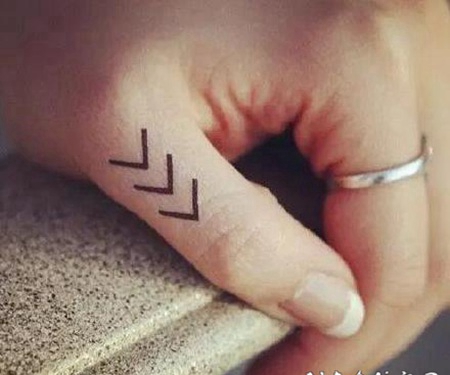 手指小纹身 手指上小而性感的极简纹身图片