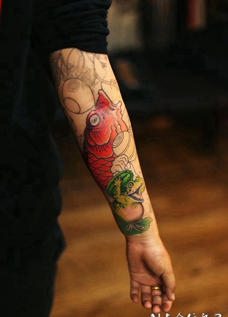 鱼塘小乐趣，手臂鲤鱼与青蛙彩绘纹身