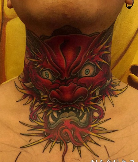 怒龙滔天，颈部龙头彩绘纹身