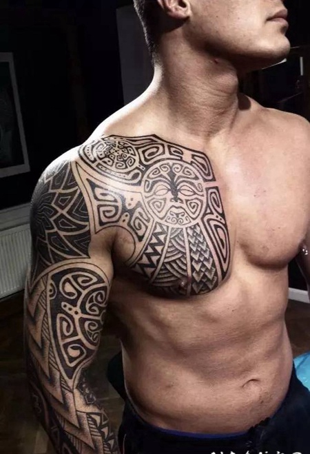 巨石强森纹身 纹身肌肉猛男道恩强森的图片赏析