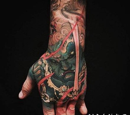 传统满手背的纹身作品图片