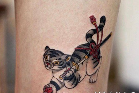 拿武士刀的趣味school小老虎纹身图案