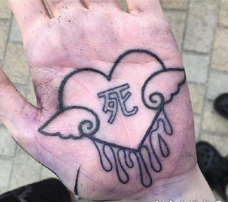 手掌心里的创意纹身图片