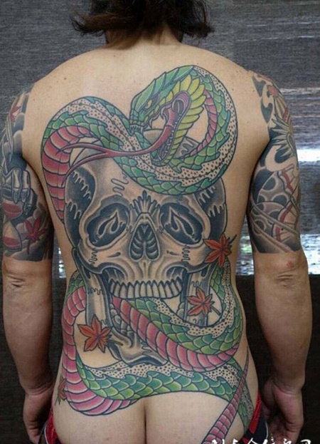 缠绕死亡的毒蛇，满背蛇与骷髅个性纹身