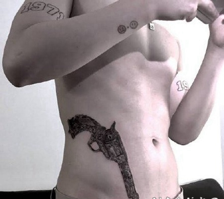 手枪纹身 性感的黑色手枪纹身图片 有蕾哈娜同款