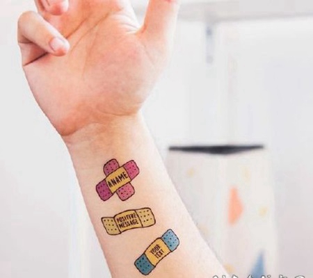 彩色的小清新创可贴纹身图案