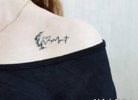 款款经典的精致小型女生锁骨纹身作品