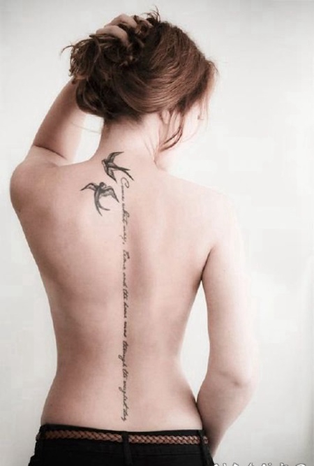 女生性感背部脊柱上的英文等小纹身作品图片