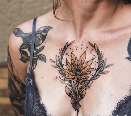 女性胸部性感的黄色花卉纹身作品图片