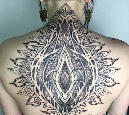 帅气后颈部大背的霸气纹身作品图片