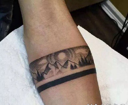 胳膊上黑色的小手环臂环纹身图案