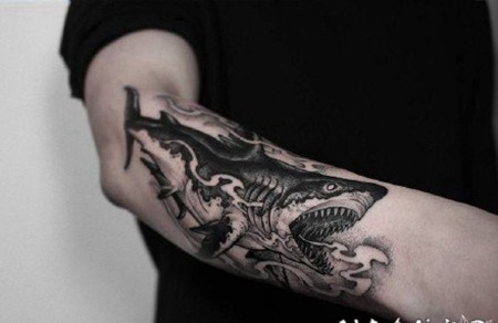 暗黑灰色的鲨鱼纹身作品图片