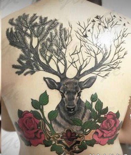 女生后颈背部的小清新鹿头鹿角纹身图案