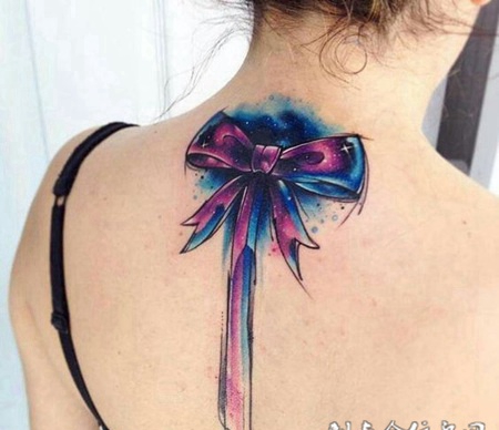 炫彩少女心，颈部星空蝴蝶结彩绘纹身