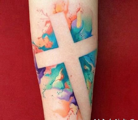 手臂胳膊等位置好看的十字架纹身图片
