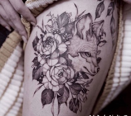 素花和动物搭配的创意黑灰纹身作品