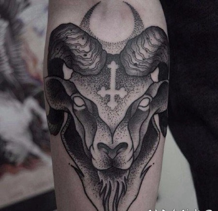 偏写实暗黑风格的山羊纹身作品图案