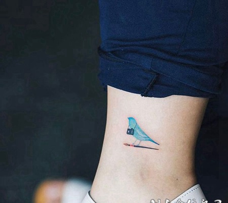 可爱小清新，脚踝处小鸟创意彩绘纹身