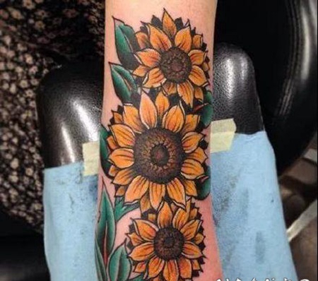 向阳而开的花朵向日葵纹身图案