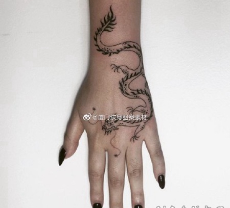 手部传统的小龙纹身作品图片